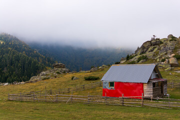 Obraz premium Hut in the mountains