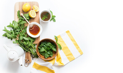 Obraz na płótnie Canvas Mint tea with fresh mint leaves, lemon, and honey