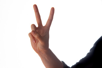 Manos y dedos creando símbolo de victoria. sobre fondo blanco