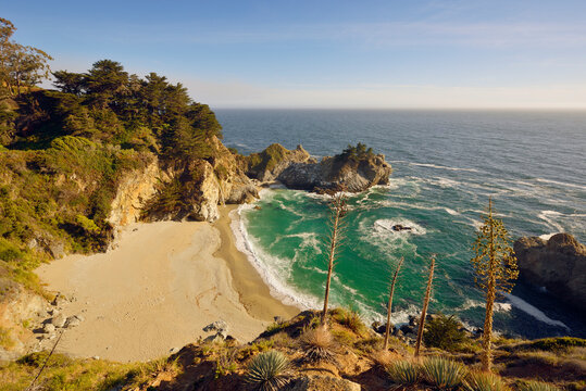 USA, California, Big Sur, Julia Pfeiffer Burns State Park with picturesque McWay Falls