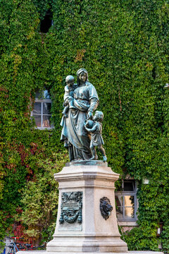Germany, Thuringia, Weimar, Statue of Mother Love