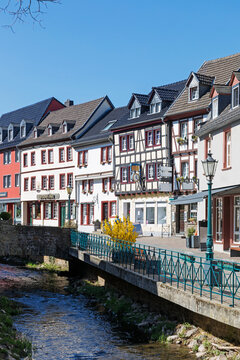 Germany, North Rhine Westphalia, Bad Munstereifel, Houses along Erft river