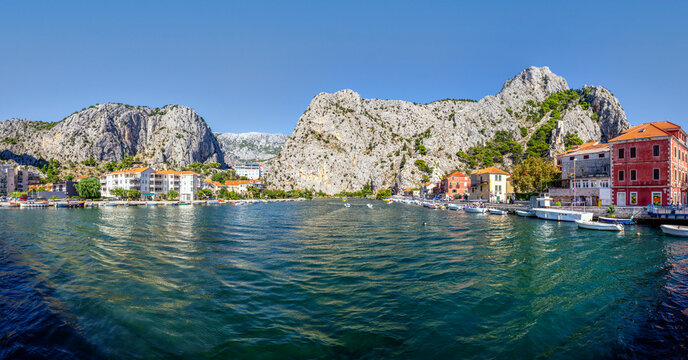 Croatia, Split-Dalmatia County, Omis, Panorama of coastal town situated at confluence of Adriatic Sea and Cetina river