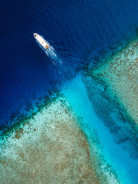 Aerial view of boat sailing near coast of Thulusdhoo island, Maldives