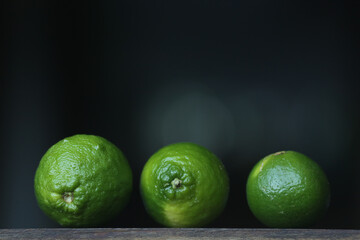 limões colhidos no quintal de casa