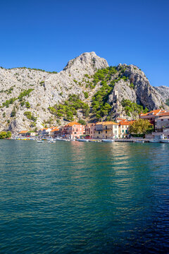 Croatia,&nbsp;Split-Dalmatia&nbsp;County, Omis, Bay of coastal town situated at confluence of Adriatic Sea and&nbsp;Cetina&nbsp;river