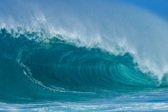 Large splashing wave of Pacific Ocean