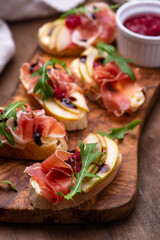 Toasts with pear and prosciutto