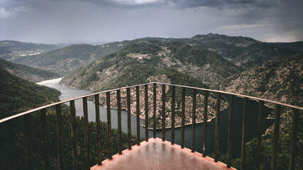 Miradouro com vista para um grande rio. Miradouro Olhos do Tua Bragança 