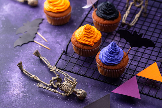 Halloween cupcakes with color cream