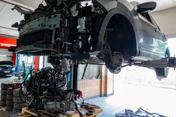 Service Station . Lifting platform . Hebebühne 