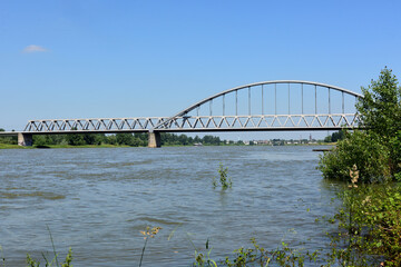 kardinal frings brücke über rhein zwischen neuss und düsseldorf, deutschland