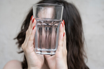 Frau mit leerem Glas