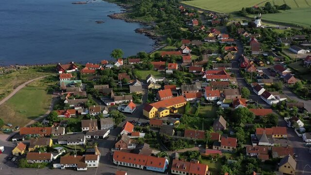 4K Drohneflug im Abendlicht &uuml;ber den kleinen Bornholmer Ort &Aring;rsdale 