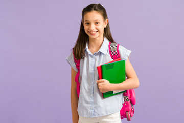 Obraz premium Adorable schoolgirl ready to go to school