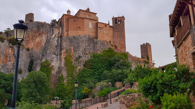 Vistas de la Colegiata, Alk&eacute;zar el pueblo mas bonito de Huesca, La colegiata de Alqu&eacute;zar tiene su origen en una antigua fortaleza &aacute;rabe fundada en el siglo IX por el rey Jalaf ibn Rasid ibn Asad para 