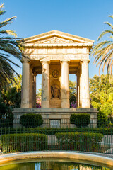 Obraz premium Garden with beautiful palm trees that adorn a small Roman house