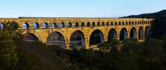 Papier Peint photo autocollant Pont du Gard Pont du Gard, un ancien pont romain dans le sud de la France en Europe