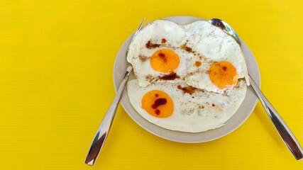 fried egg in a plate of breakfast.