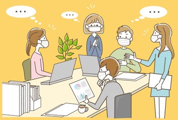 オフィスで話し合うマスクの社員