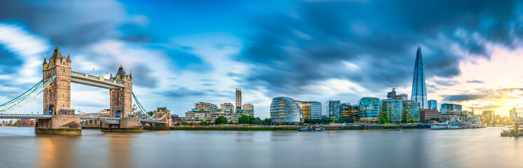 Panorama of Tower Bridge at sunset in London, UK © Pawel Pajor