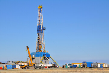 Fototapeta na wymiar The onshore drilling rig
