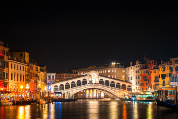 Fototapeta na wymiar Rialto bidge at night in Venice. Italy