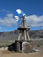 Kleines Windrad  zur Wasserförderung vor den Bergen auf der Insel Lanzarote