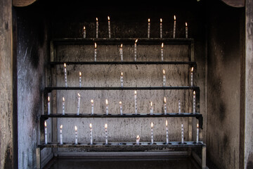 coleccion de velas encendidas en templo japones