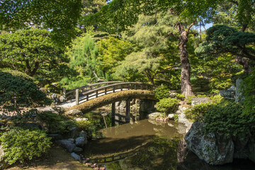Fototapeta na wymiar jaridn japones con puente y agua