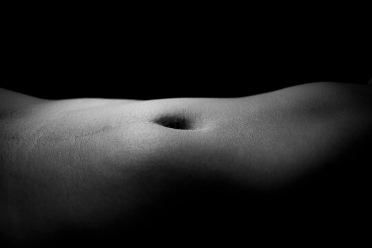 abdomen plano de mujer joven