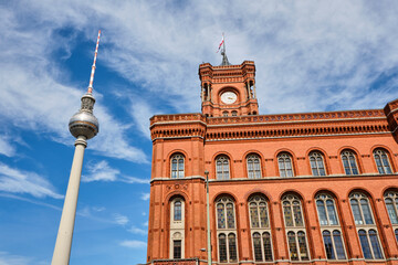 Obraz premium The famous TV Tower and the town hall of Berlin on a sunny day