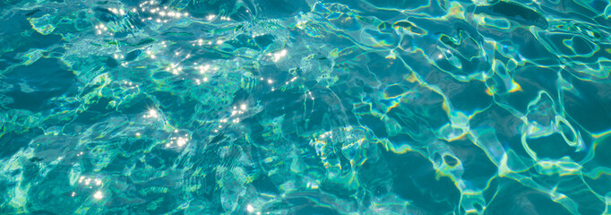 Hintergrund blau türkises Poolwasser mit Lichtrefelktionen - Sommerfeeling, Urlaubsfeeling