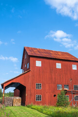 Obraz premium Old red barn in the countryside