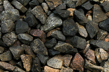 Texture de gros graviers multicolore sombre