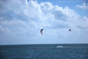 Gleitschirm Flieger am Overseas Highway, Florida Keys