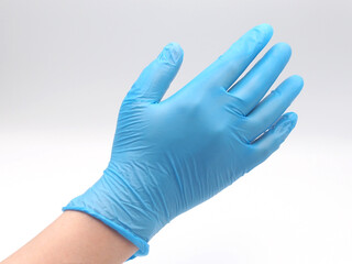 ニトリル手袋をつけた男性の手