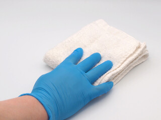 ニトリル手袋をつけた男性の手