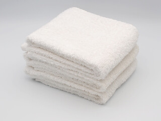 畳んだ白いタオル3枚