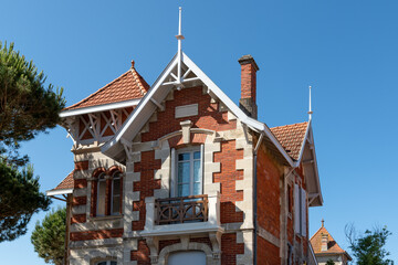 SOULAC-SUR-MER (Médoc, France), détail d’une villa ancienne (19e siècle) dans la vieille ville