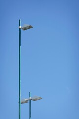 Zwei Lampen am Mast