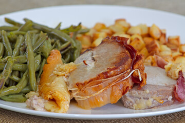 tranche de rôti de porc orloff et légumes dans une assiette