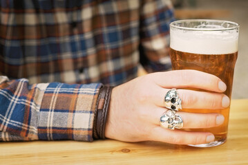 Bere Birra con Anello Teschio 