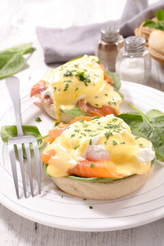 muffin with smoked salmon and poached egg- egg benedict