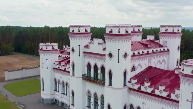 In the summer in Belarus, the Kossovo Castle is the Puslovskikh Palace.