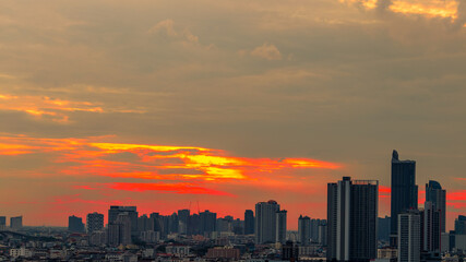 Obraz premium The high angle background of the city view with the secret light of the evening, blurring of night lights, showing the distribution of condominiums, dense homes in the capital community