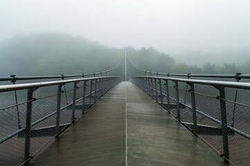 Fototapeta premium Brücke im Nebel