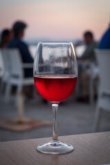 Primer plano de una copa de vino en un restaurante