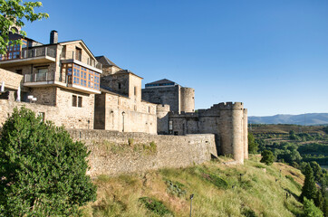 Fototapeta na wymiar Villa de la Puebla de Sanabria, Zamora, con el castillo medieval de los condes de Benavente al fondo, España