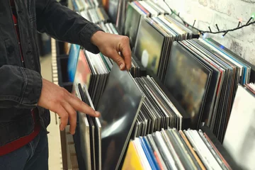 Fototapete Musikladen Mann wählt Schallplatten im Laden, Nahaufnahme